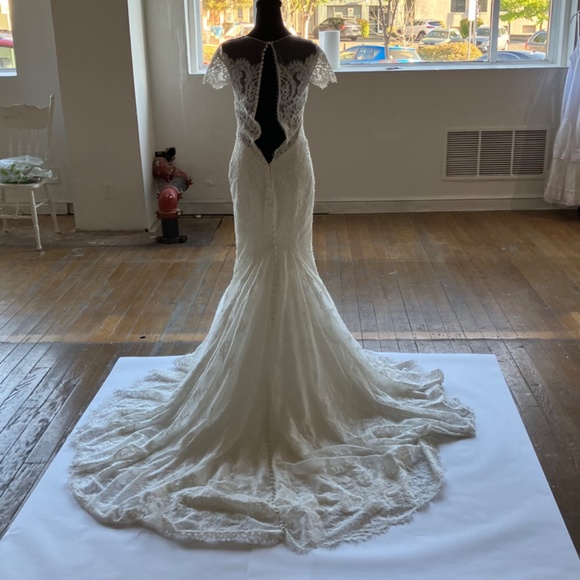 Lace wedding dress with medium train. - Picture 10 of 16
